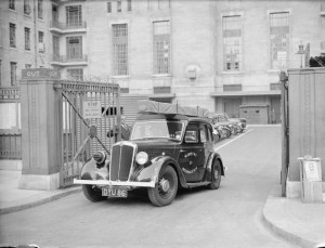 785px-The_work_of_the_Ministry_of_Information_Mobile_Film_Unit,_UK,_1940_D1199