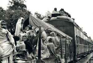 Source Wikimedia Common (https://commons.wikimedia.org/wiki/File:A_refugee_train,_Punjab,_1947.jpg)