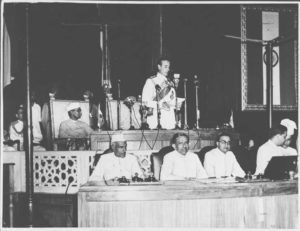 Source: https://commons.wikimedia.org/wiki/File:Mountbatten_addressing_the_Independence_Day_session_of_the_Constituent_Assembly_on_Aug_15,_1947.jpg